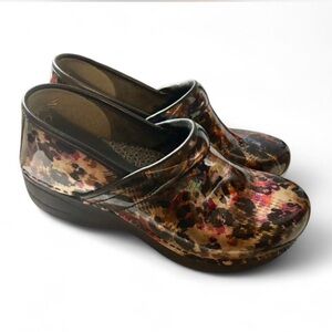 Dansko XP 2.0 Clogs in a multicolor leopard Patent Leather Size 39